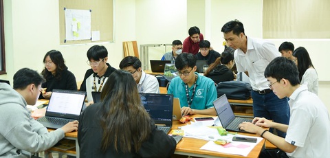 Sinh viên Trường đại học Công nghệ thông tin có cơ hội học ở nước ngoài miễn phí- Ảnh 1. Sinh viên khoa hệ thống thông tin Trường đại học Công nghệ thông tin (Đại học Quốc gia TP.HCM) trong một buổi học về triển khai dự án IT với SCRUM - Ảnh: TRƯƠNG DŨNG