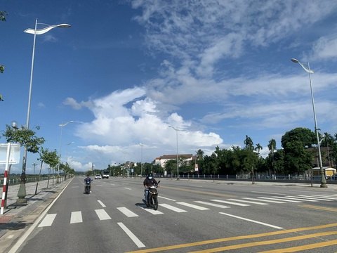 Tập đoàn Phúc Sơn có gì tại Quảng Ngãi mà Cục Cảnh sát kinh tế yêu cầu cung cấp tài liệu?- Ảnh 1. Đường bờ nam sông Trà Khúc có tổng vốn đầu tư hơn 999 tỉ đồng, do Công ty cổ phần tập đoàn Phúc Sơn là nhà thầu thi công - Ảnh: VPĐN