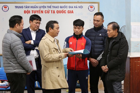 Kiểm tra bữa ăn của vận động viên chuẩn bị cho Olympic Paris 2024- Ảnh 3. Thứ trưởng Hoàng Đạo Cương (thứ ba từ trái sang) trao đổi và nắm bắt tình hình chuẩn bị chuyên môn của các đội tuyển quốc gia chuẩn bị tham dự vòng loại Olympic - Ảnh: HOÀNG TÙNG