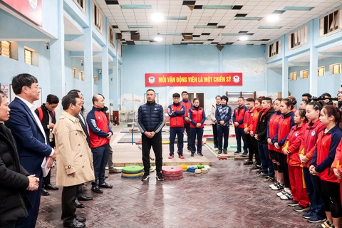 Kiểm tra bữa ăn của vận động viên chuẩn bị cho Olympic Paris 2024- Ảnh 4. Đội tuyển cử tạ Việt Nam báo cáo với thứ trưởng về công tác chuẩn bị cho World Cup thế giới 2024 vào tháng 3, giải đấu có tích điểm để giành suất dự Olympic Paris (Pháp) 2024 - Ảnh: HOÀNG TÙNG