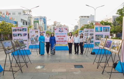 Thành phố Long Xuyên - dấu ấn 25 năm xây dựng và phát triển- Ảnh 4. Lãnh đạo HĐND, UBND TP Long Xuyên tổng kết trao giải cho các tác phẩm tham gia triển lãm ảnh chào mừng kỳ niệm thành lập TP Long Xuyên - Ảnh: Cổng TT TPLX