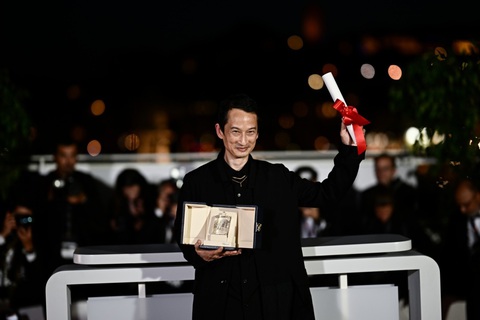 Trần Anh Hùng thắng giải Đạo diễn xuất sắc nhất tại lễ bế mạc Liên hoan phim Cannes lần thứ 76 nhờ đứng sau bộ phim The Pot-au-Feu Trần Anh Hùng thắng giải Đạo diễn xuất sắc nhất tại lễ bế mạc Liên hoan phim Cannes lần thứ 76 nhờ đứng sau bộ phim The Pot-au-Feu