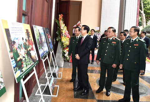 Chủ tịch nước trao Huân chương Chiến công hạng nhì cho Bộ đội biên phòng- Ảnh 1. Chủ tịch nước Võ Văn Thưởng xem trưng bày hình ảnh về Bộ đội biên phòng Việt Nam trải qua 65 năm xây dựng, chiến đấu và trưởng thành - Ảnh: THỤY DU