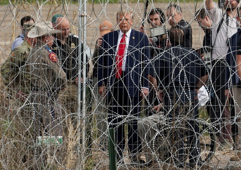 Ông Biden và ông Trump tới biên giới với Mexico cùng ngày- Ảnh 2. Ông Trump tại hàng rào biên giới trong bức ảnh được chụp từ phía Mexico ngày 29-2 - Ảnh: REUTERS
