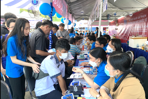 Trường đại học Quốc tế tuyển sinh theo 7 phương thức xét tuyển- Ảnh 1. Học sinh tìm hiểu thông tin tuyển sinh tại Trường đại học Quốc tế (Đại học Quốc gia TP.HCM) trong Ngày hội tư vấn tuyển sinh - hướng nghiệp 2023 - Ảnh: TRẦN HUỲNH