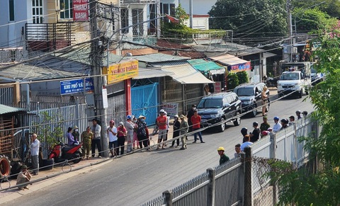 Công an phong tỏa, vây bắt người đàn ông xách dao xông vào trường mầm non- Ảnh 5. Phụ huynh có con học ở trường mầm non chờ thông tin từ lực lượng chức năng, nhiều người dân xung quanh cũng đến theo dõi, nghe ngóng