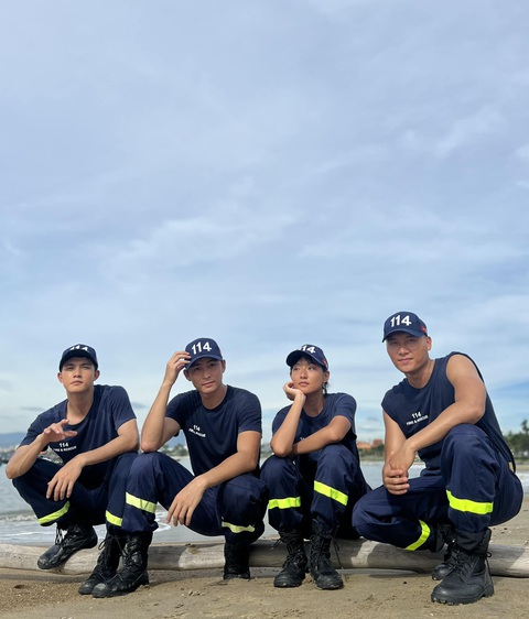 Xuân Phúc bị sặc khói, da cháy đen khi đóng vai lính cứu hỏa- Ảnh 6. Xuân Phúc, Hồ Thu Anh, Lãnh Thanh, Trần Ngọc Vàng có nhiều ngày phơi nắng trên bãi biển Đà Nẵng, rèn luyện thể lực và kỹ năng để quay phim
