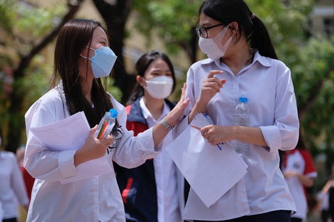 Phụ huynh, học sinh Hà Nội sốt ruột chờ Học sinh dự thi vào lớp 10 ở Hà Nội năm học trước - Ảnh: NAM TRẦN
