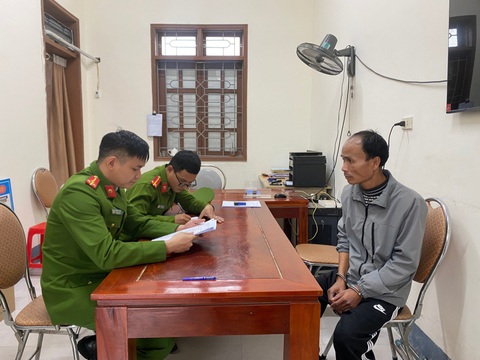 Khởi tố người vi phạm nồng độ cồn lái xe máy gây tai nạn chết người- Ảnh 1. Ông Lê Đình Bỗng (phải) tại cơ quan công an - Ảnh: CACC