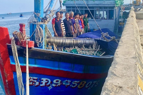 Tàu vận tải va chạm tàu cá, 9 ngư dân rơi xuống biển, 1 người còn mất tích- Ảnh 1. 8 ngư dân trên tàu cá Bình Định bị chìm sau va chạm với tàu hàng được tàu cá bạn ứng cứu kịp thời, đưa về bờ - Ảnh: Bộ đội biên phòng tỉnh Ninh Thuận cung cấp