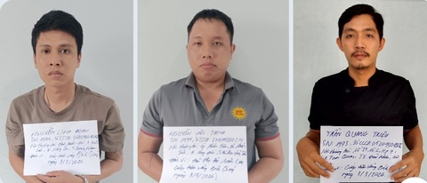Bắt 3 nghi phạm vụ cướp tiệm vàng ở Bình Dương, 2 người còn lẩn trốn- Ảnh 1. Ba người bị bắt giữ liên quan vụ cướp tiệm vàng tại huyện Bàu Bàng, tỉnh Bình Dương - Ảnh: C.A.