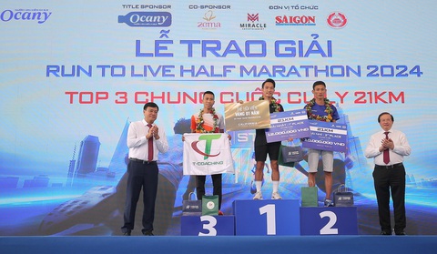 Nguyên Thanh, Ngọc Hoa vô địch giải chạy Run To Live 2024- Ảnh 2. "Ông hoàng marathon" Hoàng Nguyên Thanh (giữa) dễ dàng giành chiến thắng cự ly bán marathon tại giải chạy Run to Live - Ảnh: T.V.C.