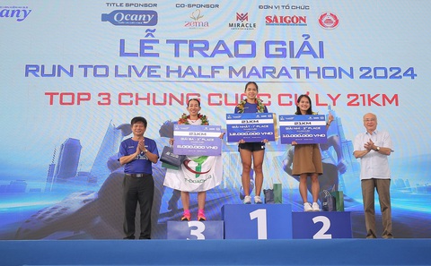Nguyên Thanh, Ngọc Hoa vô địch giải chạy Run To Live 2024- Ảnh 1. Hoàng Thị Ngọc Hoa (giữa), Phạm Thị Hồng Lệ (phải) lần lượt về nhất và nhì giải chạy Run to Live - Chạy vì cuộc sống 2024 - Ảnh: T.V.C.