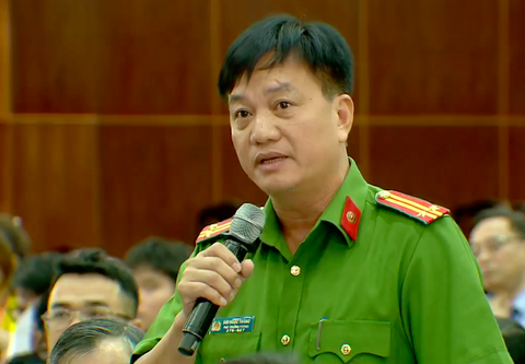 TP.HCM: Thường xuyên gọi hỏi thanh thiếu niên hư, người có tiền án để ngăn phạm tội- Ảnh 2. Trung tá Đới Ngọc Thắng - phó Phòng cảnh sát hình sự Công an TP.HCM - phát biểu tại chương trình