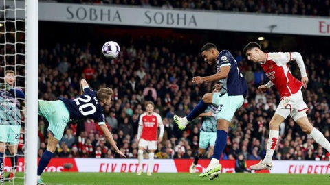 Tin tức thể thao sáng 10-3: Arsenal vươn lên dẫn đầu Premier League- Ảnh 1. Tiền đạo Kai Havertz (áo đỏ) đánh đầu ghi bàn thắng quyết định mang về chiến thắng cho Arsenal - Ảnh: Getty