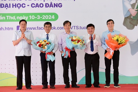 Ba tổ chức ngày hội tặng hoa cho lãnh đạo TP Cần Thơ và Trường ĐH Cần Thơ - Ảnh: DUYÊN PHAN Ông Phạm Văn Hiểu - phó bí thư thường trực Thành ủy, chủ tịch HĐND TP Cần Thơ (bìa trái) và nhà báo Lê Thế Chữ tặng hoa đại diện Sở Giáo dục và Đào tạo Cần Thơ, Trường đại học Cần Thơ và đại diện ban tư vấn ngày hội - Ảnh: DUYÊN PHAN
