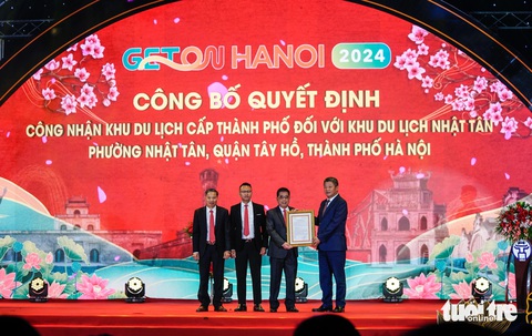 300 drone tạo hình lung linh, huyền ảo trên hồ Tây thu hút hàng ngàn người dân- Ảnh 9. UBND TP Hà Nội đã công bố về việc công nhận khu du lịch cấp TP đối với khu du lịch Nhật Tân (quận Tây Hồ, Hà Nội) - Ảnh: NGUYỄN HIỀN