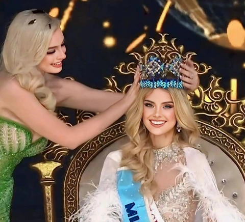 Phút đăng quang của Krystyna Pyszková - Ảnh: Missosology Phút đăng quang của Krystyna Pyszková - Ảnh: Missosology
