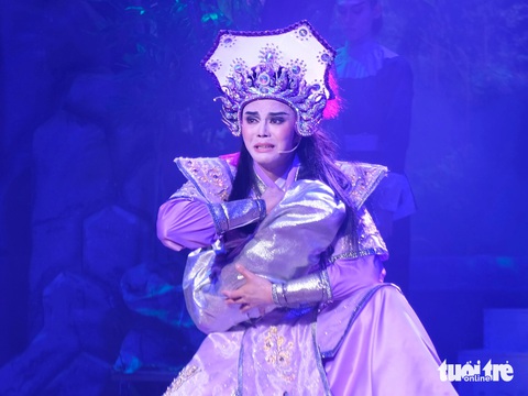 Cảnh khiến nhiều khán giả nhớ trong San Hậu là trên đường chạy trốn sự truy đuổi của Tạ gia, Đổng Kim Lân phải cắn ngón tay lấy máu cho ấu chúa bú tạm đỡ đói - Ảnh: LINH ĐOAN Cảnh khiến nhiều khán giả nhớ trong San Hậu là trên đường chạy trốn sự truy đuổi của Tạ gia, Đổng Kim Lân phải cắn ngón tay lấy máu cho ấu chúa bú tạm đỡ đói - Ảnh: LINH ĐOAN