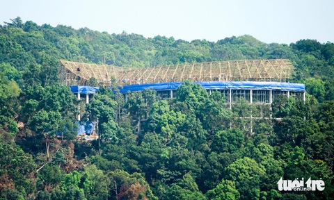 Lỡ vay trăm tỉ mua đất, phải Công trình trái phép trên núi Điện Tiên nhìn từ cửa sông Dương Đông - Ảnh: CHÍ CÔNG