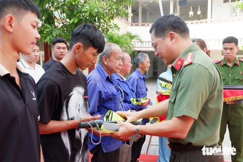 Tổ tuần tra nhân dân phường Cầu Ông Lãnh, quận 1, TP.HCM - Ảnh: KIM ANH Tổ tuần tra nhân dân phường Cầu Ông Lãnh, quận 1, TP.HCM