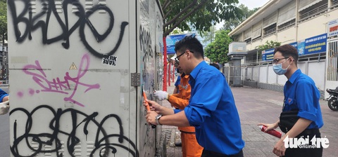 Tháng thanh niên 2024: Cùng hướng tới đô thị văn minh- Ảnh 4. Xóa quảng cáo sai quy định, vẽ bậy