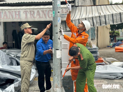 Tháng thanh niên 2024: Cùng hướng tới đô thị văn minh- Ảnh 5. Các lực lượng cùng bà con phối hợp xóa quảng cáo sai quy định