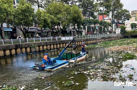 UBND TP.HCM chỉ đạo khẩn vụ thu gom rác trên kênh Nhiêu Lộc - Thị Nghè- Ảnh 2. Đơn vị thu gom rác hoạt động tạm thời trở lại trên kênh Nhiêu Lộc - Thị Nghè (TP.HCM) sáng 10-3 - Ảnh: CHÂU TUẤN