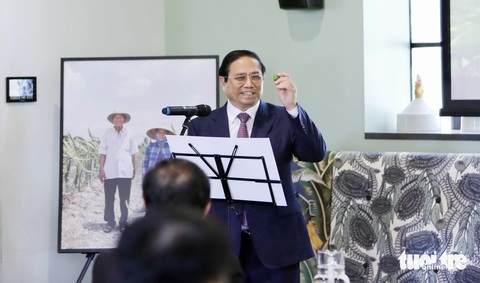 Thủ tướng Phạm Minh Chính thích thú với loại quả kiwiberry tại Trung tâm Nghiên cứu cây trồng và thực phẩm New Zealand ngày 10-3 - Ảnh: DUY LINH Thủ tướng Phạm Minh Chính thích thú với loại quả kiwiberry tại Trung tâm Nghiên cứu cây trồng và thực phẩm New Zealand ngày 10-3 - Ảnh: DUY LINH