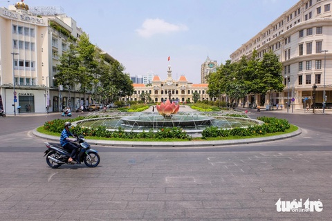 Công viên trước UBND TP.HCM có diện mạo mới- Ảnh 14. Giao lộ này đang được tổ chức lưu thông theo dạng vòng xuyến và có bố trí đèn tín hiệu giao thông
