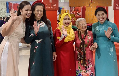 Hoa hậu Ngọc Châu (bìa trái) cùng các phu nhân tổng lãnh sự, nghệ sĩ Phi Điểu và đại biểu chụp hình lưu niệm - Ảnh: HOÀI PHƯƠNG Hoa hậu Ngọc Châu (bìa trái) cùng các phu nhân tổng lãnh sự, nghệ sĩ Phi Điểu và đại biểu chụp hình lưu niệm - Ảnh: HOÀI PHƯƠNG