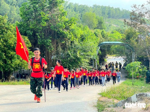 Học sinh Nha Trang khám phá căn cứ Đồng Bò, tập cứu thương như thời chiến- Ảnh 1. Các em học sinh háo hức với hành trình khám phá căn cứ cách mạng Đồng Bò - Ảnh: MINH CHIẾN