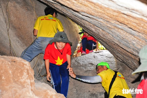 Học sinh Nha Trang khám phá căn cứ Đồng Bò, tập cứu thương như thời chiến- Ảnh 3. Nhiều em đầy bỡ ngỡ và tò mò về bên trong hang - Ảnh: TRẦN HOÀI