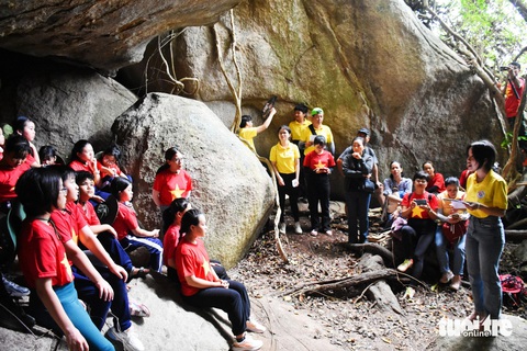 Học sinh Nha Trang khám phá căn cứ Đồng Bò, tập cứu thương như thời chiến- Ảnh 5. Đến trung tâm căn cứ Đồng Bò, các học sinh được ôn lại lịch sử hào hùng - Ảnh: TRẦN HOÀI