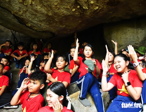 Học sinh Nha Trang khám phá căn cứ Đồng Bò, tập cứu thương như thời chiến- Ảnh 6. Học sinh phấn khích tham gia phần trả lời câu hỏi - Ảnh: TRẦN HOÀI