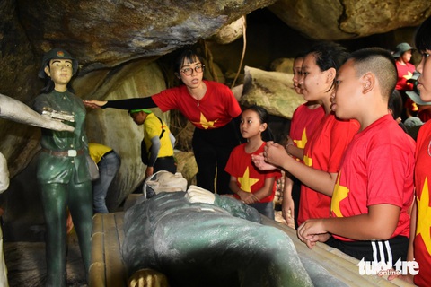 Học sinh Nha Trang khám phá căn cứ Đồng Bò, tập cứu thương như thời chiến- Ảnh 7. Bên trong hang có những bức tượng, mô hình về việc chữa trị, sơ cứu các chiến sĩ thời chiến - Ảnh: TRẦN HOÀI