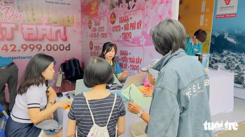 Tour Nhật Bản theo mùa hoa hút khách ở Lễ hội Việt - Nhật- Ảnh 1. Khách tìm hiểu tour Nhật Bản tại các gian hàng của công ty lữ hành đông hơn Lễ hội Việt - Nhật mọi năm - Ảnh: N.BÌNH