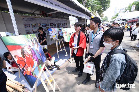 Tour Nhật Bản theo mùa hoa hút khách ở Lễ hội Việt - Nhật- Ảnh 2. Khách tham quan gian hàng của Hội Hữu nghị Việt Nam - Nhật Bản tại TP.HCM - Ảnh: QUANG ĐỊNH