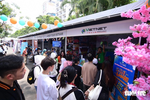 Tour Nhật Bản theo mùa hoa hút khách ở Lễ hội Việt - Nhật- Ảnh 4. Các gian hàng đều có những hoạt động, hoạt náo thu hút đông đảo người dân tham gia, nhận quà - Ảnh: QUANG ĐỊNH