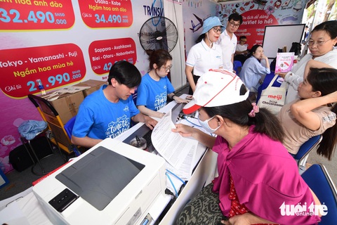 Tour Nhật Bản theo mùa hoa hút khách ở Lễ hội Việt - Nhật- Ảnh 5. Trong khuôn khổ lễ hội, các công ty du lịch, lữ hành chỉ chào bán dòng tour đi Nhật Bản - Ảnh: QUANG ĐỊNH