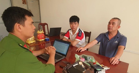 Khánh và Lộc cũng đã bị bắt do có vai trò đồng phạm với Sơn trong việc đập vỡ kính ô tô trộm cắp tài sản - Ảnh: SỸ ĐỨC Khánh và Lộc có vai trò đồng phạm với Sơn trong việc đập vỡ kính ô tô trộm cắp tài sản - Ảnh: SỸ ĐỨC