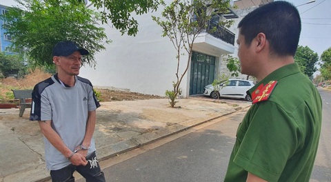 Sơn bị bắt khi đang thực hiện hành vi đập vỡ kính xe ô tô trộm cắp tài dản trên xe ô tô của người dân - Ảnh: SỸ ĐỨC Sơn bị bắt khi đang đập vỡ kính xe ô tô trộm cắp tài sản - Ảnh: SỸ ĐỨC