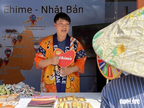Tình nguyện viên giới thiệu về tiềm năng du lịch của tỉnh Ehime, Nhật Bản tại lễ hội - Ảnh: NGỌC ĐỨC Tình nguyện viên giới thiệu về tiềm năng du lịch của tỉnh Ehime, Nhật Bản tại lễ hội - Ảnh: NGỌC ĐỨC