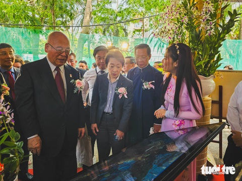 Các đại biểu khách mời tham quan gian hàng xúc tiến du lịch TP.HCM tại lễ hội - Ảnh: NGỌC ĐỨC Các đại biểu khách mời tham quan gian hàng xúc tiến du lịch TP.HCM tại lễ hội sáng 9-3 - Ảnh: NGỌC ĐỨC