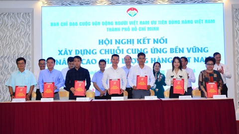 Saigon Co.op ký kết xây dựng chuỗi cung ứng xanh bền vững- Ảnh 2. Saigon Co op ký kết biên bản ghi nhớ hợp tác cùng 6 đối tác kinh doanh - Ảnh: HỒNG CHÂU