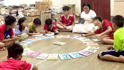 Thành phố dễ thương - Kỳ 9: Nơi thắp lên niềm tin và hy vọng- Ảnh 5. Các em nhỏ vui vẻ cùng đọc sách ở mái ấm - Ảnh: mái ấm Mai Tâm