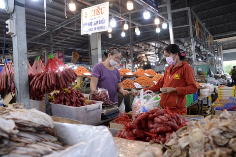 6 hệ thống siêu thị bắt tay kiểm soát chất lượng thực phẩm: sẽ mở rộng thêm- Ảnh 4. Người dân mua thực phẩm tại chợ đầu mối Bình Điền, TP.HCM - Ảnh: TỰ TRUNG