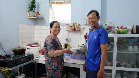 Biến mỗi ngày thành một món quà tặng nhau- Ảnh 1. Yêu thương, quan tâm và bao dung chính là món quà dành tặngnhau mỗi ngày - Ảnh minh họa: YẾN TRINH