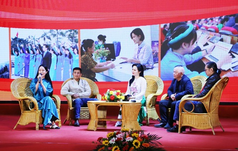 Chiếu phim 'Đào, phở và piano' tại Quảng Ninh- Ảnh 1. Thành viên đoàn làm phim “Đào, phở và piano” giao lưu cùng khán giả Quảng Ninh trước khi chiếu bộ phim tại địa phương này - Ảnh: NGUYỄN THANH