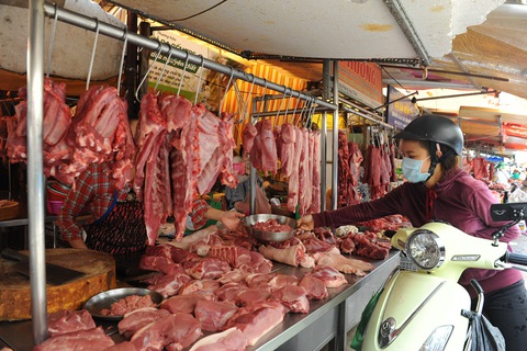 6 hệ thống siêu thị bắt tay kiểm soát chất lượng thực phẩm: sẽ mở rộng thêm- Ảnh 5. Mua đúng thực phẩm an toàn luôn là mong muốn của mọi người tiêu dùng. Trong ảnh: mua thịt heo tại chợ Hoàng Hoa Thám (Q.Tân Bình, TP.HCM) - Ảnh: TỰ TRUNG